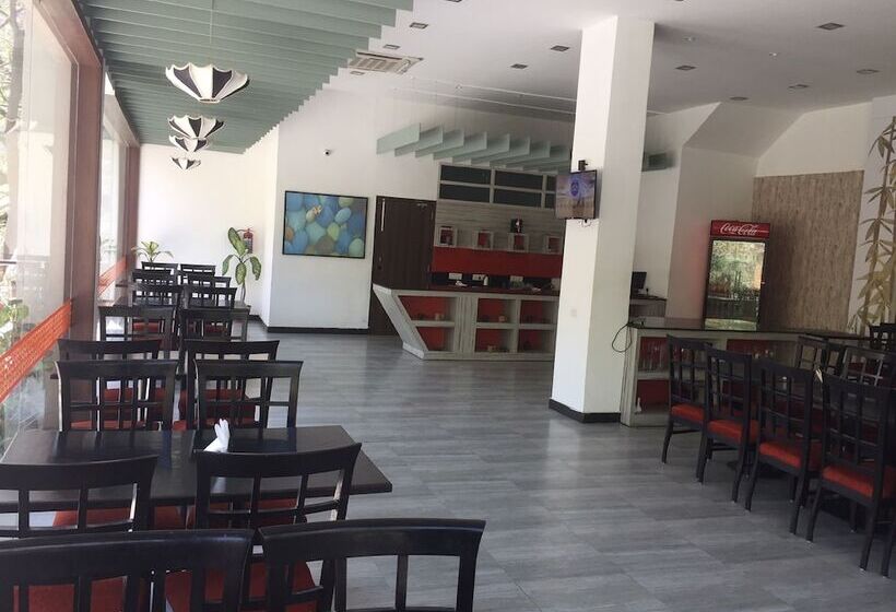בית מלון כפרי Namami Ganges Resort