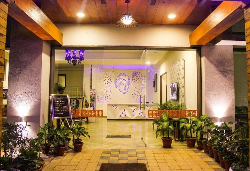 בית מלון כפרי Namami Ganges Resort
