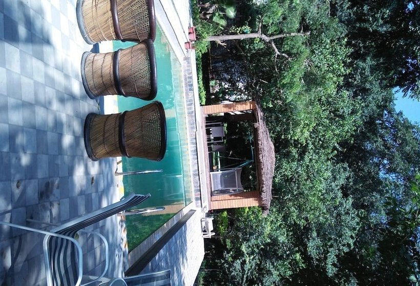 בית מלון כפרי Namami Ganges Resort