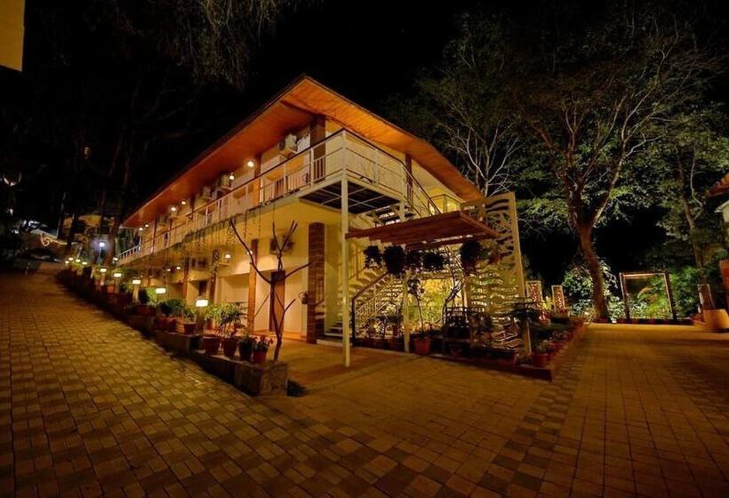 בית מלון כפרי Namami Ganges Resort