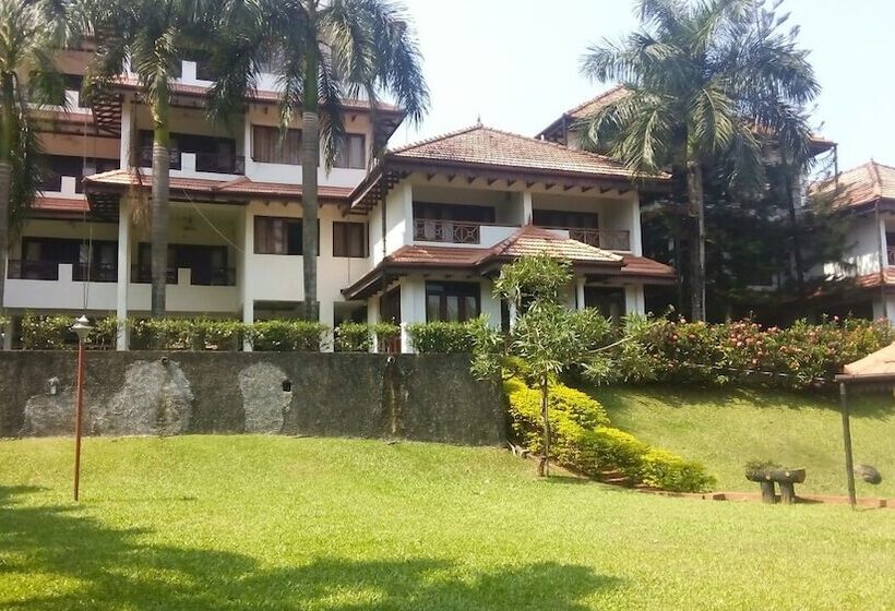 호텔 River Banks Madaparambil Resort