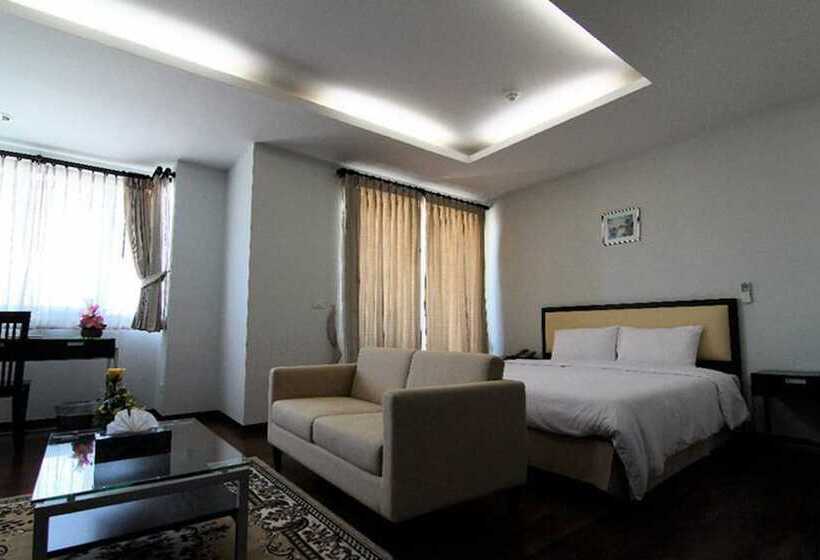 فندق The Park 304