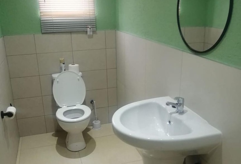 פנסיון Guduza Guest House