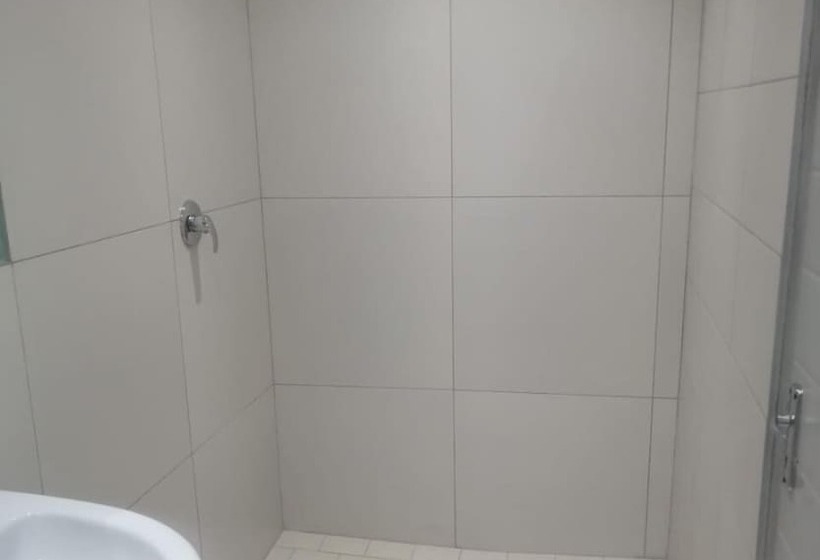 פנסיון Guduza Guest House