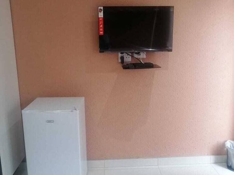 بنسيون Guduza Guest House