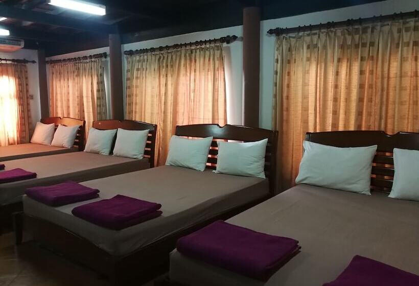 ペンション Kumkhumsriwangchai Amphawa