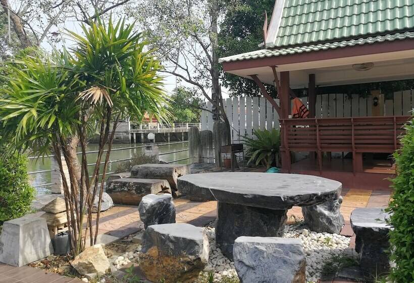 ペンション Kumkhumsriwangchai Amphawa