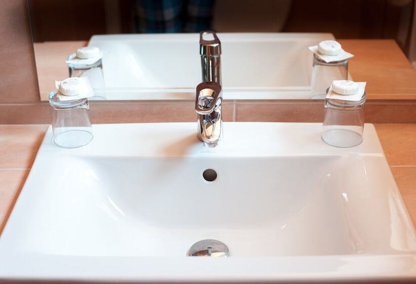 פנסיון Lobogó Resort