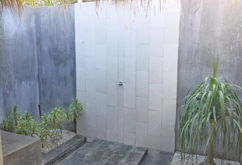 פנסיון Maleo Moyo Seaside Resort