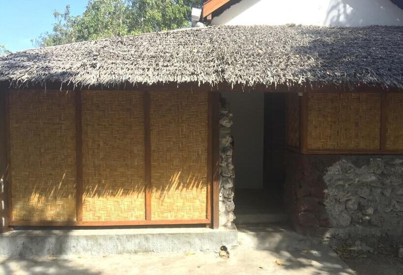 פנסיון Maleo Moyo Seaside Resort