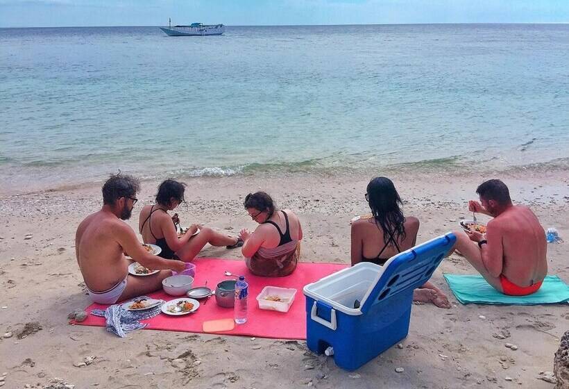 פנסיון Maleo Moyo Seaside Resort