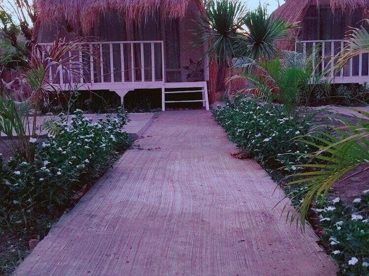 פנסיון Maleo Moyo Seaside Resort