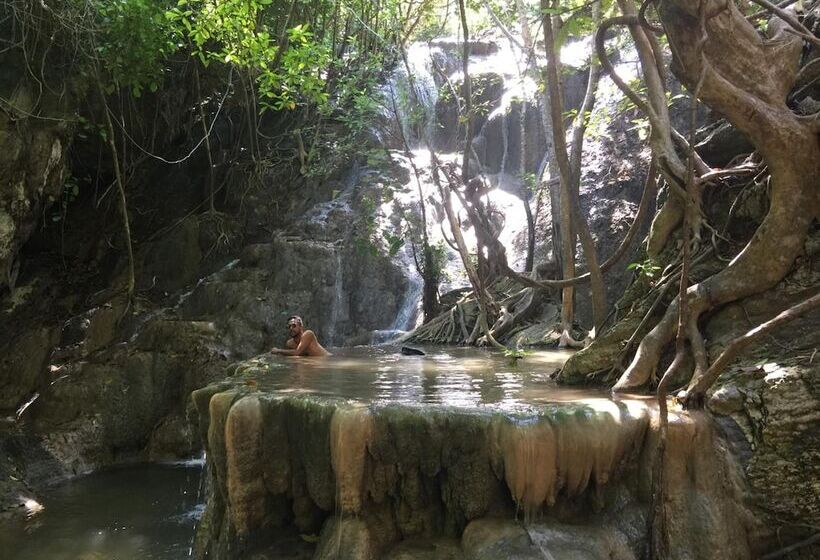 פנסיון Maleo Moyo Seaside Resort