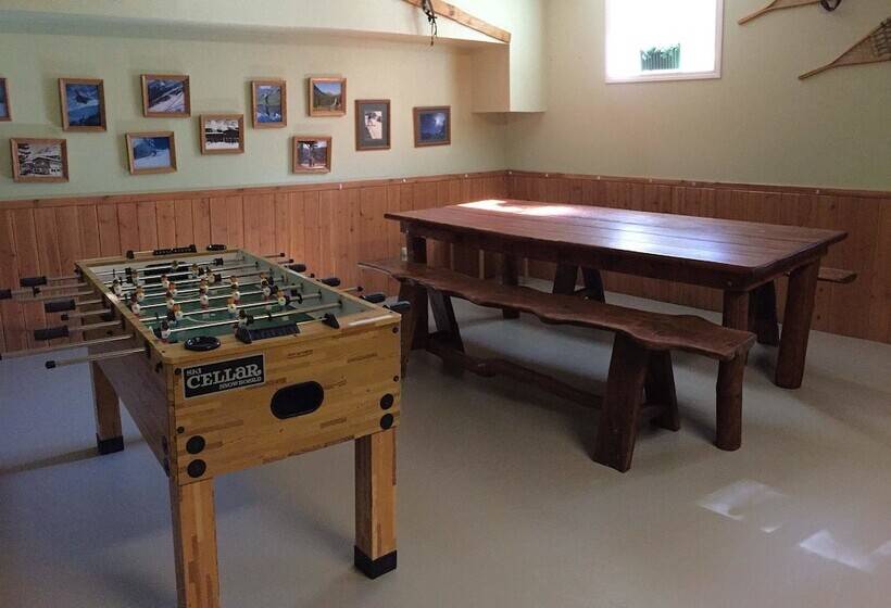 Castle Mountain Ski Lodge   Hostel