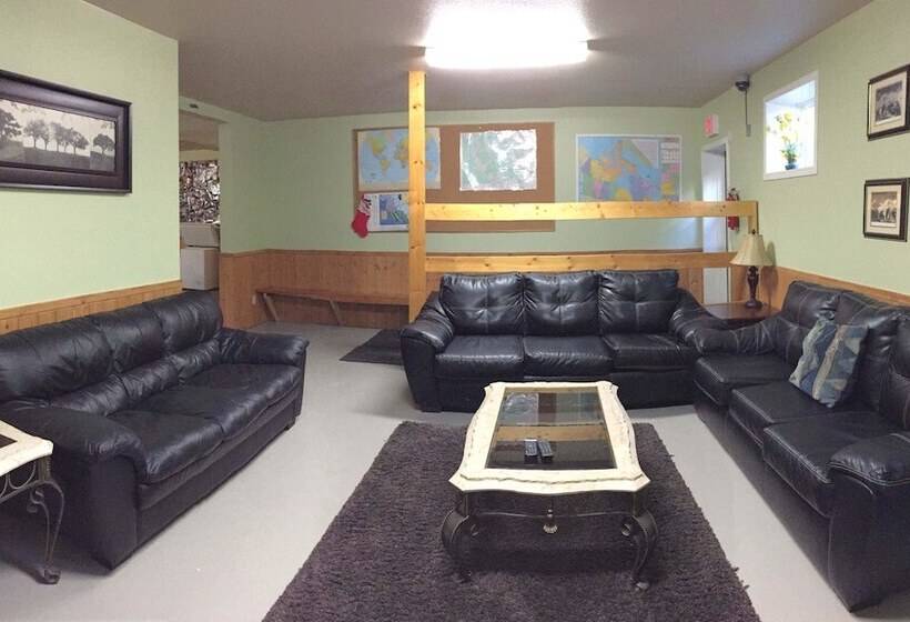 Castle Mountain Ski Lodge   Hostel