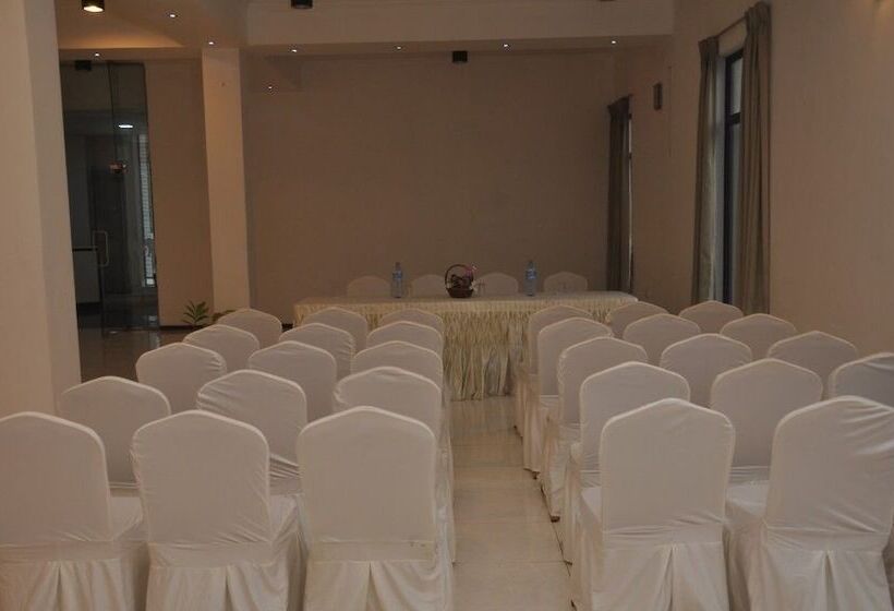 Green Tulip Hotel Kandy