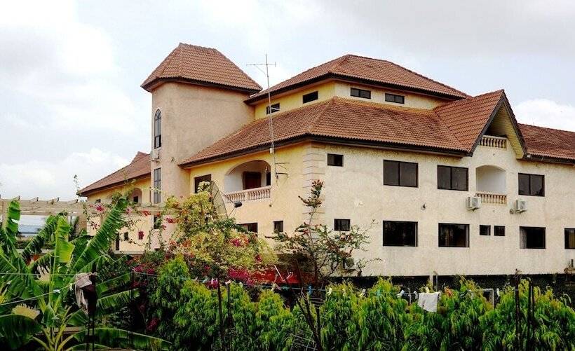 هتل Accra Royal Castle Apartments & Suites