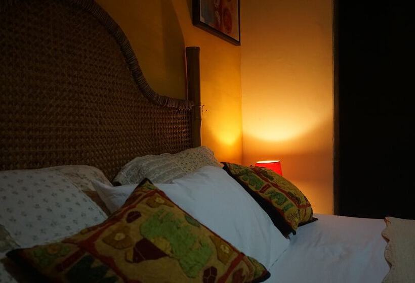 هتل Accra Royal Castle Apartments & Suites