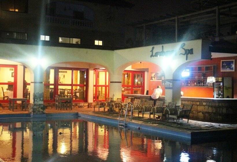 هتل Accra Royal Castle Apartments & Suites