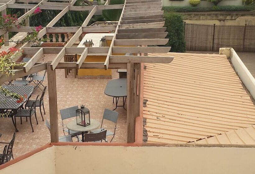 هتل Accra Royal Castle Apartments & Suites