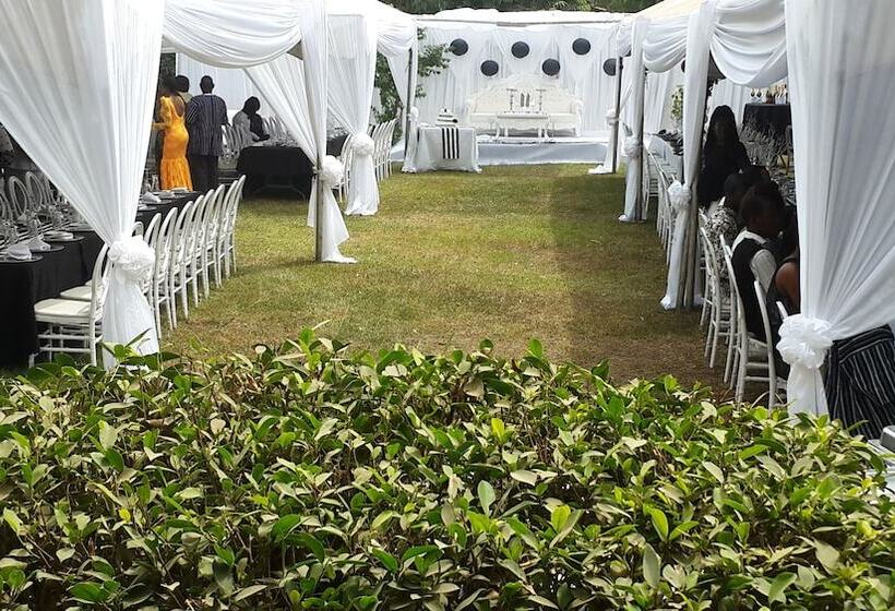 هتل Accra Royal Castle Apartments & Suites