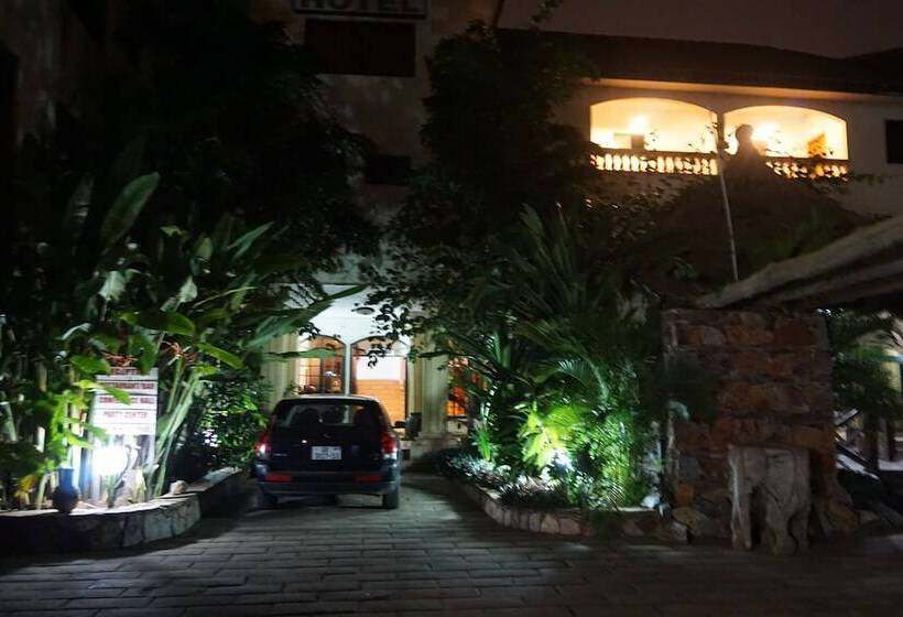 هتل Accra Royal Castle Apartments & Suites