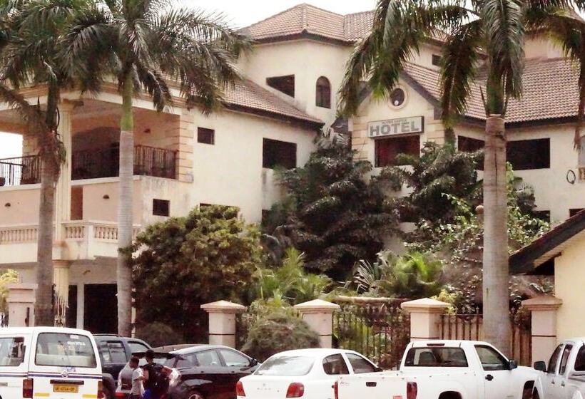 هتل Accra Royal Castle Apartments & Suites