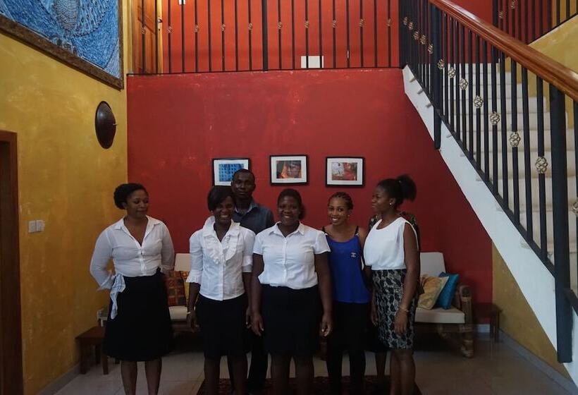 هتل Accra Royal Castle Apartments & Suites