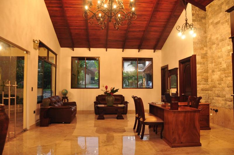 فندق Paradise Hot Springs Thermal Resort