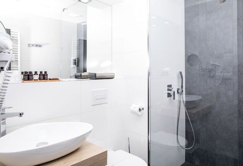 هتل Restart Superior