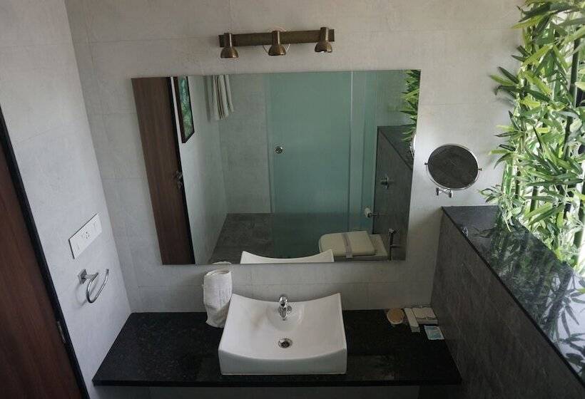 Hotel The Emerald Club