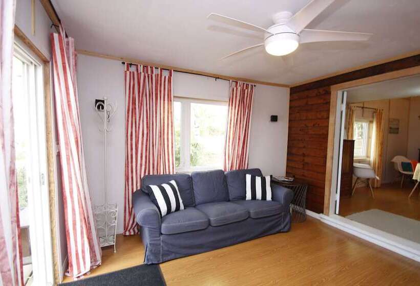 Lakefront Cottage In Manitou Beach