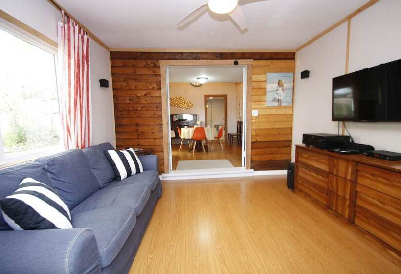 Lakefront Cottage In Manitou Beach