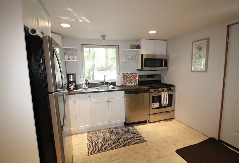 Lakefront Cottage In Manitou Beach