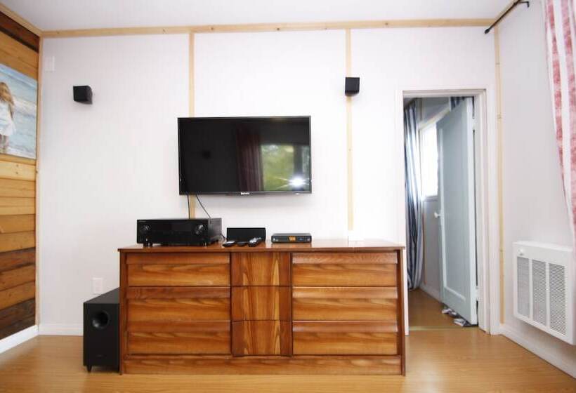 Lakefront Cottage In Manitou Beach