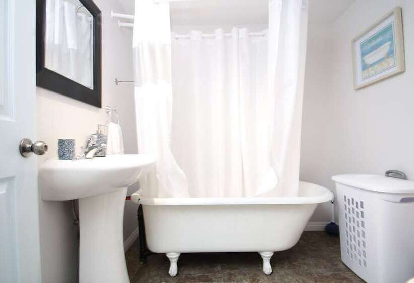 Lakefront Cottage In Manitou Beach