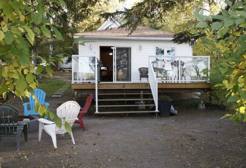Lakefront Cottage In Manitou Beach