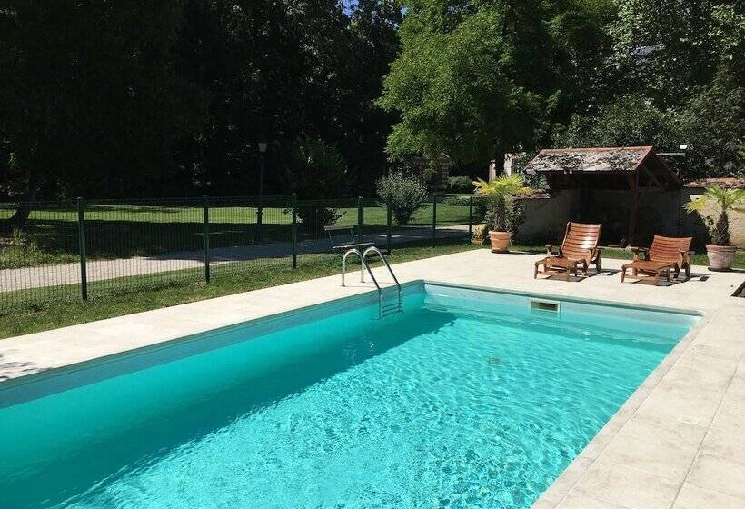 بنسيون Château De Montabert