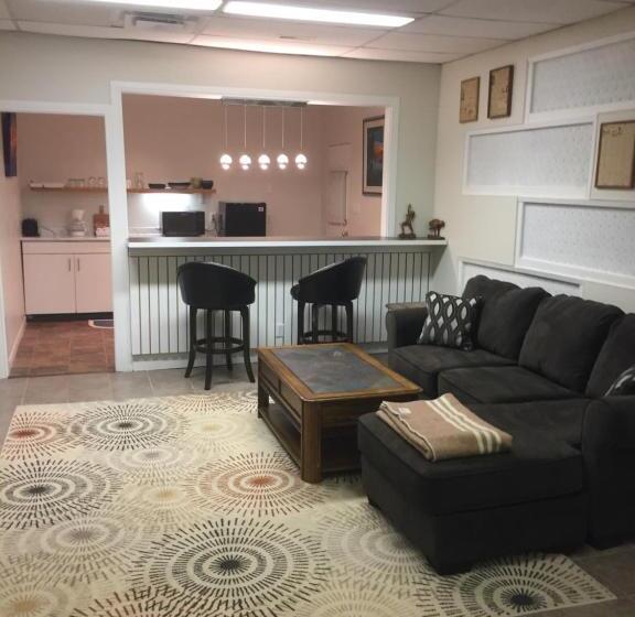 بنسيون Empire Inn And Suites