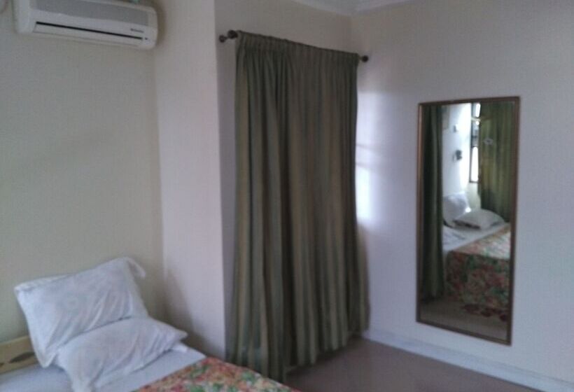 פנסיון Royal Triangle Guest House