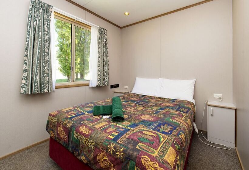 리조트 Rainbow Pines Tourist Caravan Park