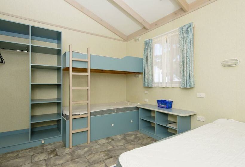 리조트 Rainbow Pines Tourist Caravan Park