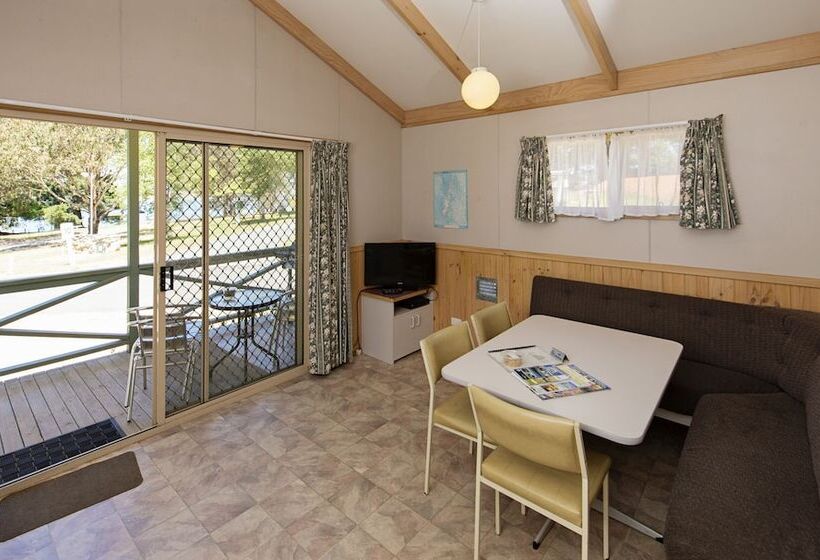 리조트 Rainbow Pines Tourist Caravan Park