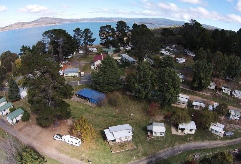 리조트 Rainbow Pines Tourist Caravan Park