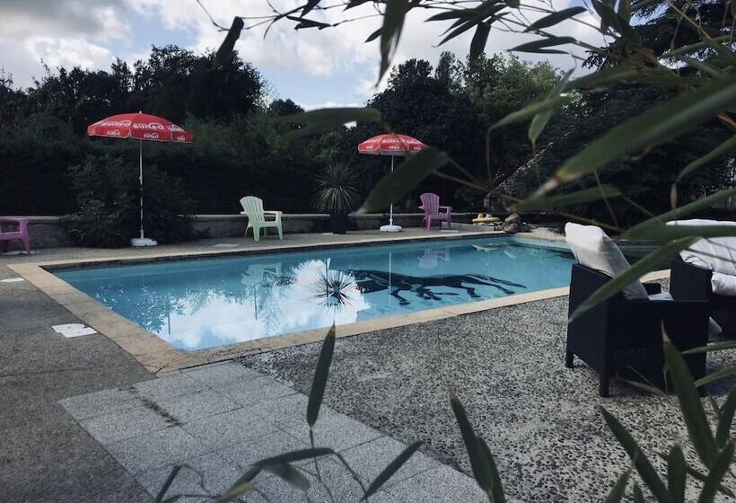 여관 Auberge Du Relais D Auniac Hotel Bar Restaurant Piscine