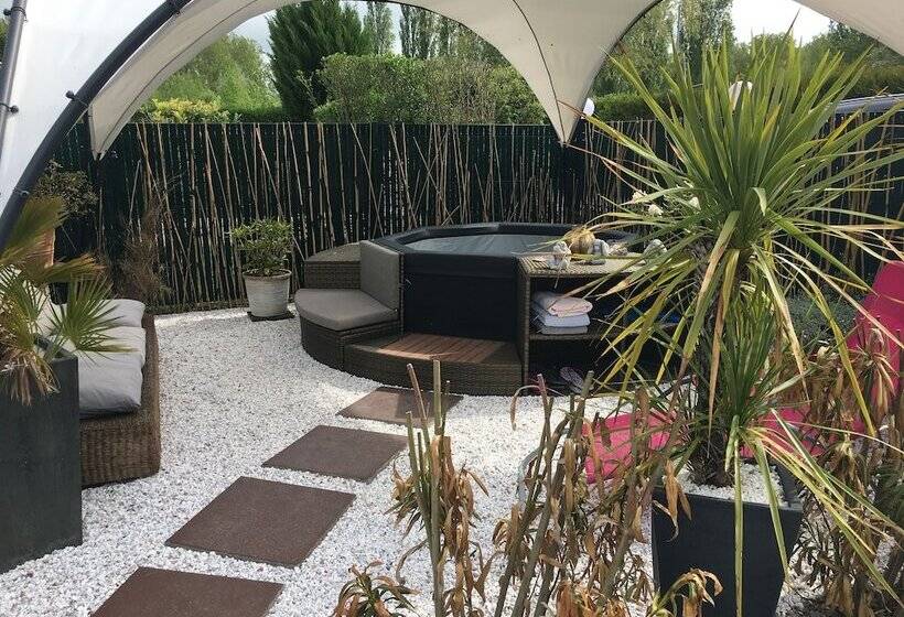 여관 Auberge Du Relais D Auniac Hotel Bar Restaurant Piscine