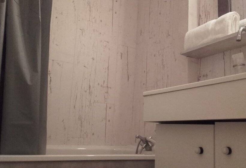 Хостел L Auberge De Mandrin