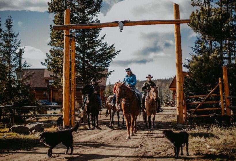 ホテル Big Creek Lodge Working Guest Ranch