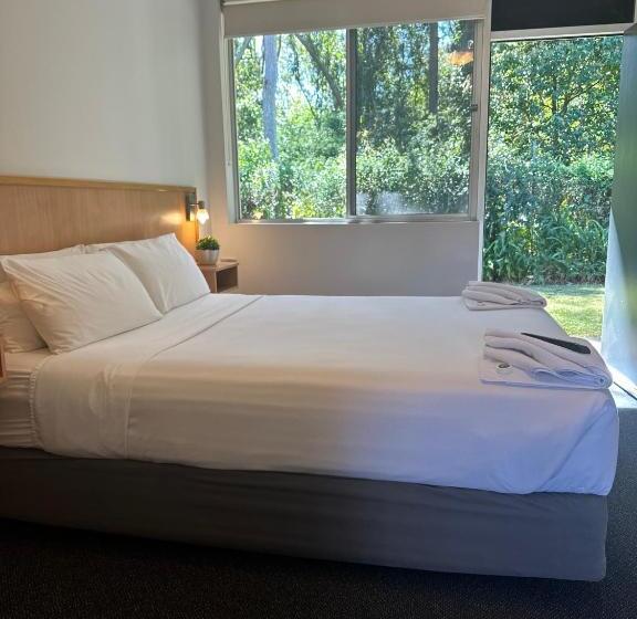 مُتل Bull And Bush