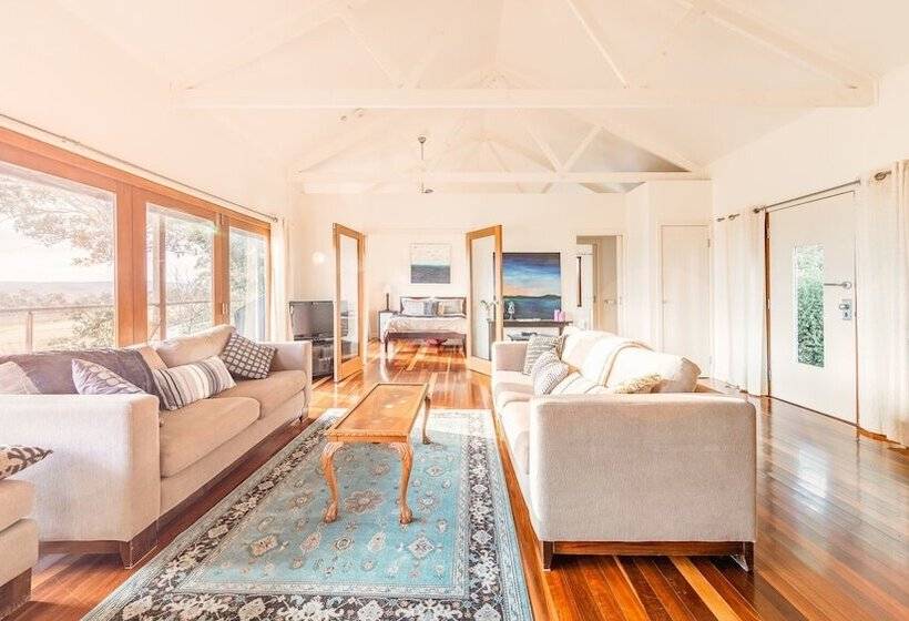 Outlook Hill Vineyard Cottages